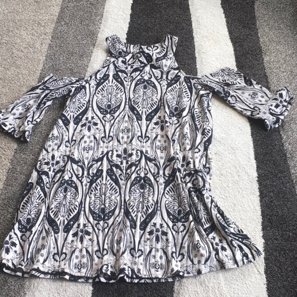 😎 2 super cute peekaboo tunics